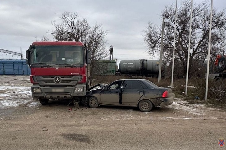 В Волгограде водитель «Лады» сыграл в «боулинг» с двумя грузовиками и скрылся