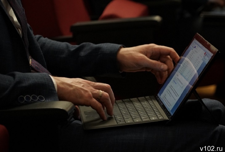 Затянут пояса? Траты на чиновников и депутатов на 2026 год заморозили в Волгоградской области