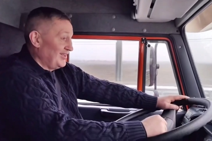 Губернатор Бочаров проехался за рулем КАМАЗа по новой дороге