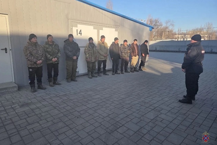 Полиция нашла на складе под Волгоградом иностранцев-нелегалов