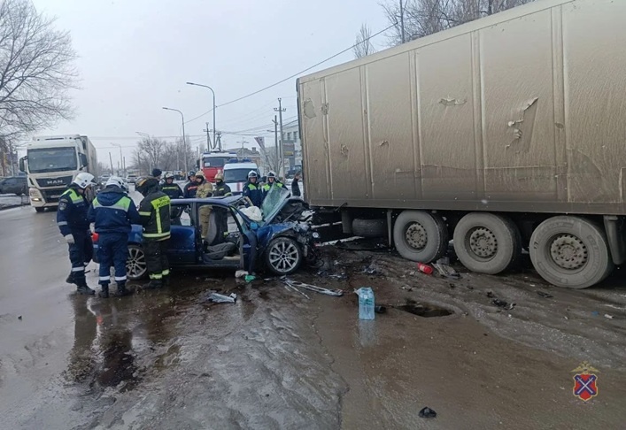 В Волгограде пассажиры и водитель Audi попали в больницу после массового ДТП