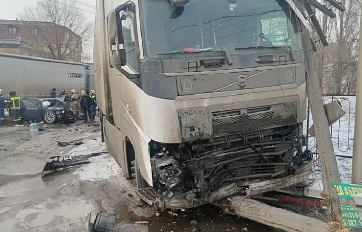Пассажирка Audi скончалась после страшного ДТП с грузовиком в Волгограде