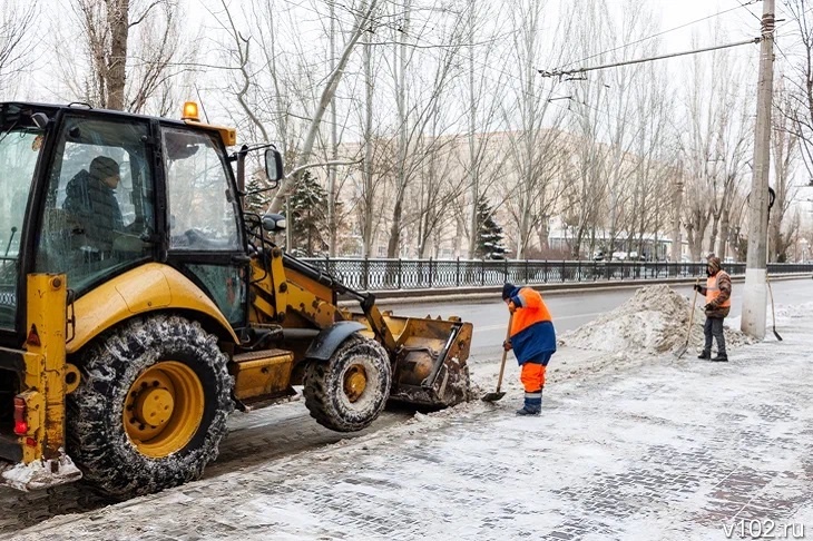Дорожники обработали улицы реагентами к утреннему часу пик в Волгограде