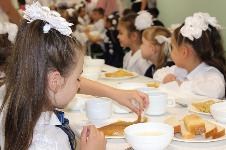 И вкусно, и полезно: как кормить детей в новогодние праздники без вреда для здоровья