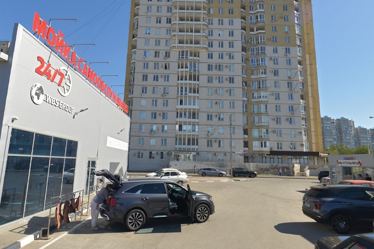 «Это какой-то сюр»: волгоградцам запретили обсуждать легализацию автомойки под окнами МКД