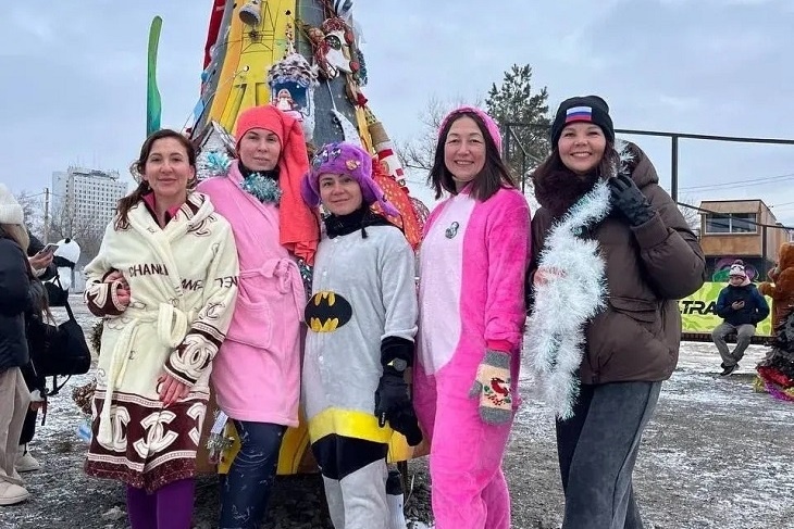 Растопили лед: в Волжском прошел фестиваль русских забав, елок и новогодних нарядов