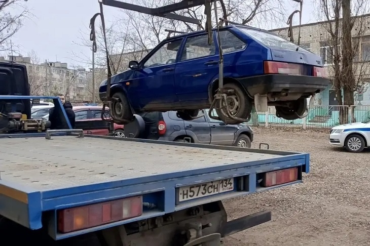 Двое волгоградцев под Новый год лишились колес за неуплату 161 штрафа