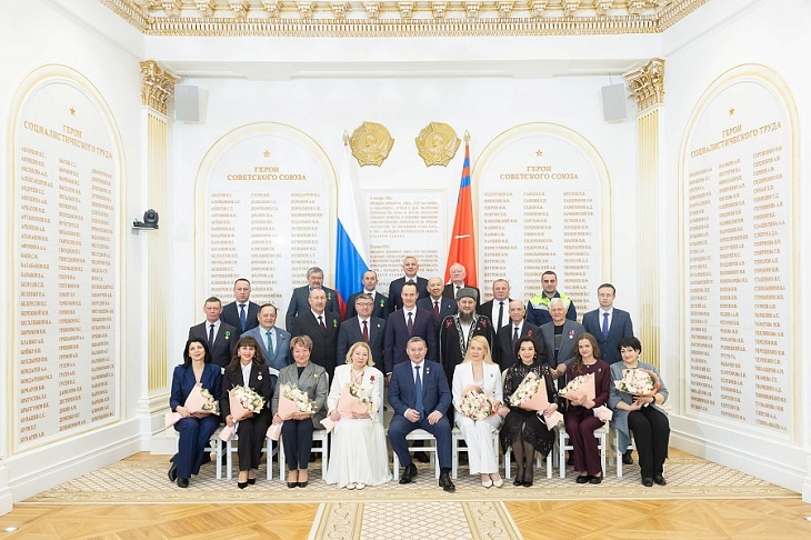 Андрей Бочаров вручил госнаграды тренерам, аграриям, спасателям и медикам