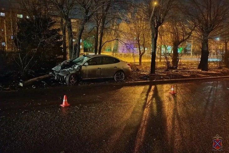 В Волжском пьяный водитель снес столб и едва не убил пассажира