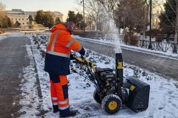 Коммунальные службы чистят Волгоград после новогодней ночи