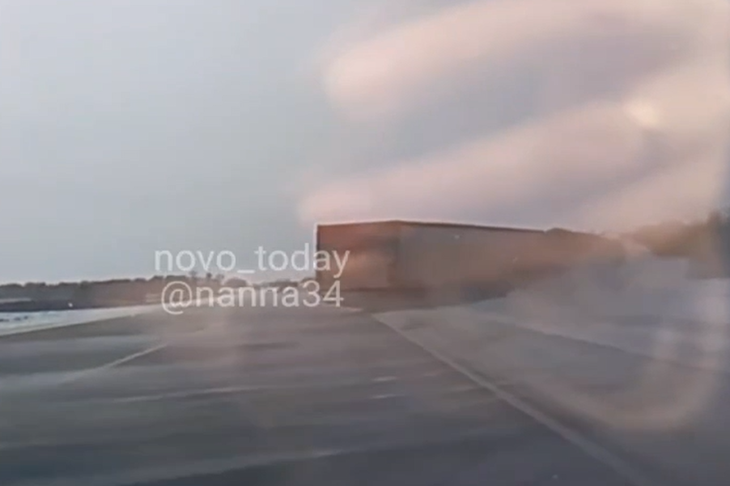 Под Волгоградом две фуры слетели с трассы из-за гололеда