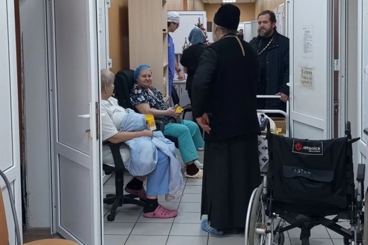 Волгоградские иереи навестили в госпитале участников СВО