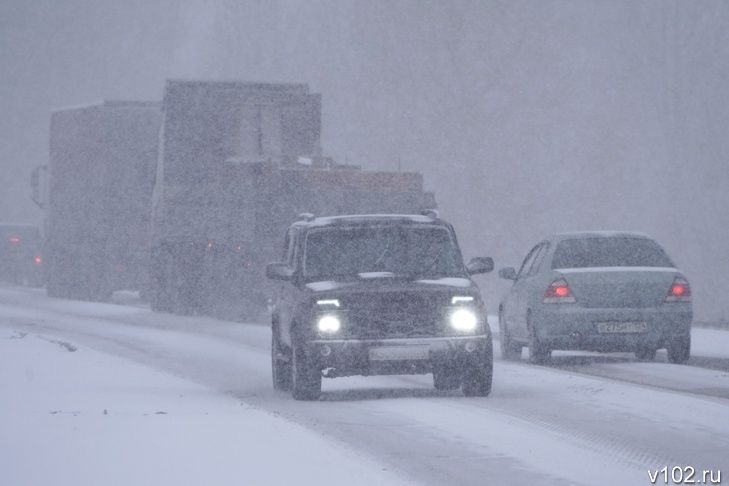 Трассы между Волгоградской и Саратовской областями закрыли из-за дождя и гололеда