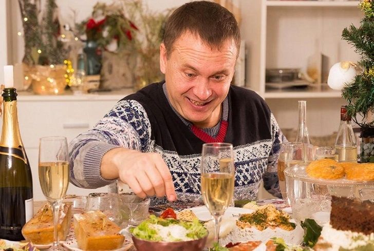 Предложите себе вместо салата гречку: психиатр – о том, как справиться с новогодним жором