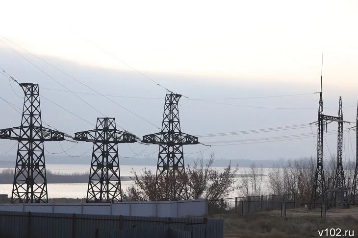 Больше 100 энергетиков ликвидируют последствия бури в Волгоградской области