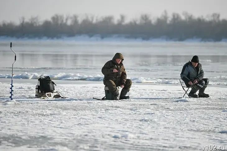 «Счет идет буквально на минуты»: как не провалиться под лед и есть ли шансы на спасение из ледяной воды