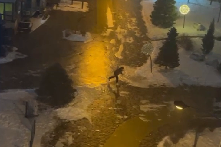 Волгоградцы встали на коньки на обледенелых улицах