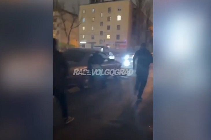 Разборки у бизнес-центра в Волгограде сняли на видео