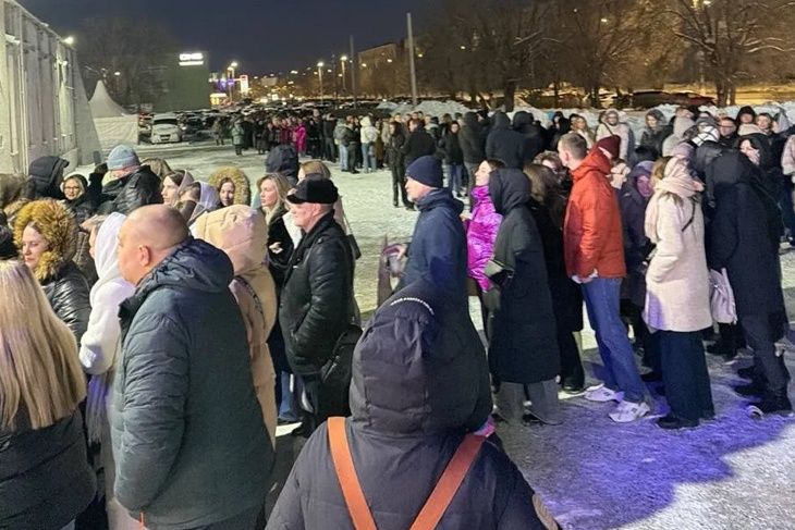 Сотни волгоградцев с боем прорывались на концерт Агутина и Варум